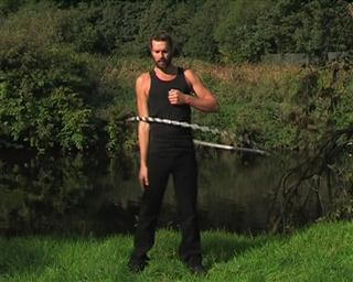 Hooping Arm am Körper