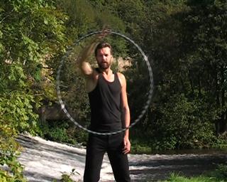 Hand oben mit Hula Hoop