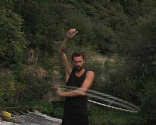 Hula Hoop am Körper greifen