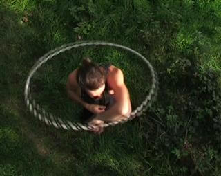 Reifen mit linke Hand greifen