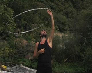 Reifen über dem Kopf drehen