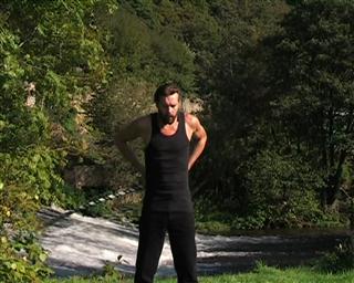 Hula Hoop nach hinten drehen