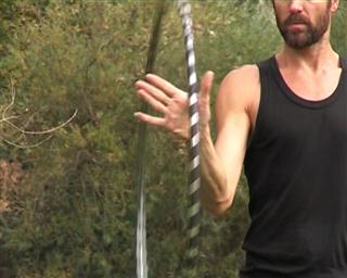 Hoop zwischen Daumen und Zeigefinger