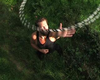 Hula Hoop am Daumen drehen