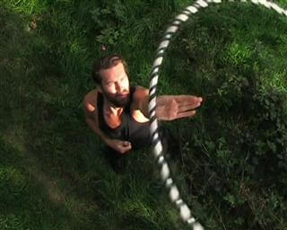 Reifen um der Hand drehen