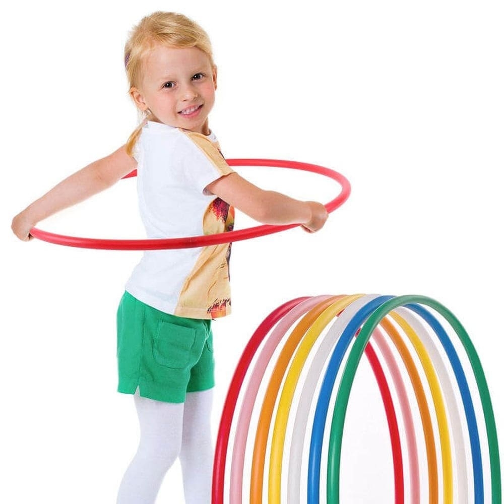 Niña deportiva haciendo ejercicios con un hula hoop foto de alta calidad