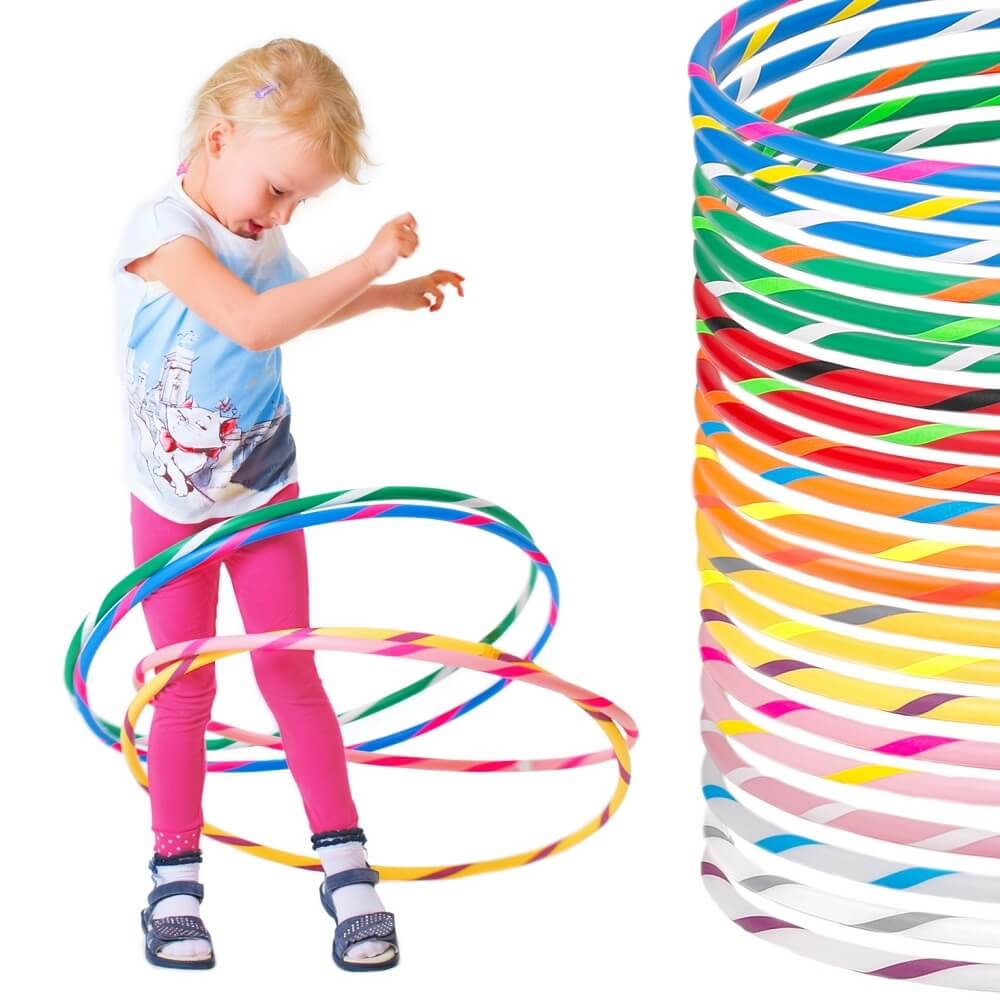 Una niña jugando hulahoop sobre fondo blanco.